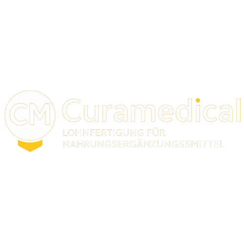 Curamedical Logo: dunkelblauer Kreis mit den weißen Buchstaben ‚CM‘ und gelbem Akzent unten, daneben der Schriftzug ‚Curamedical‘ mit gelbem Punkt über dem ‚i‘. Unterzeile: ‚Lohnfertigung für Nahrungsergänzungsmittel‘ – Symbol für Qualität und professionelle Lohnfertigung im Bereich Nahrungsergänzungsmittel.